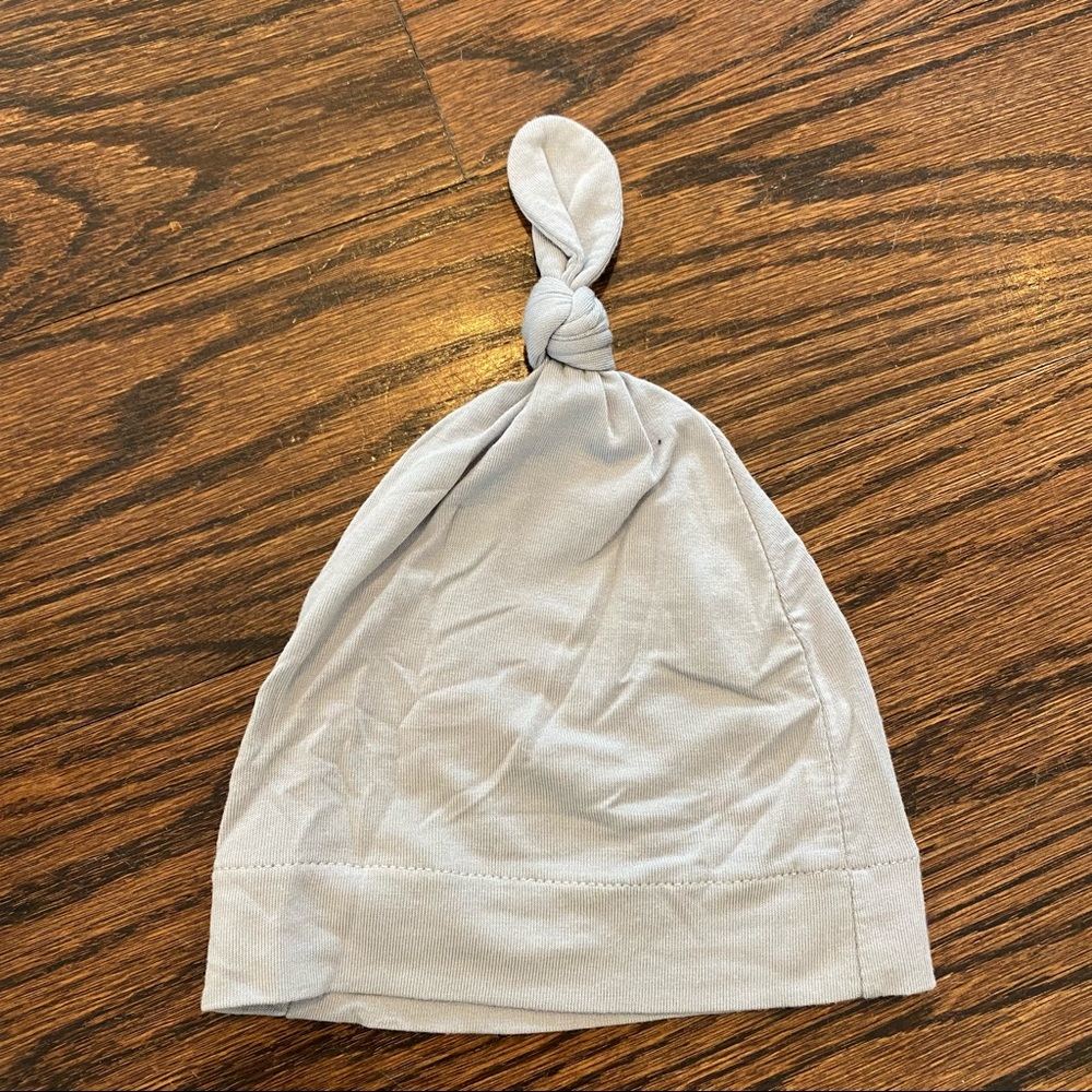 Kyte Baby knotted hat in storm 0-3 months